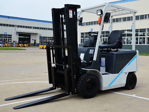 新款電動(dòng)叉車